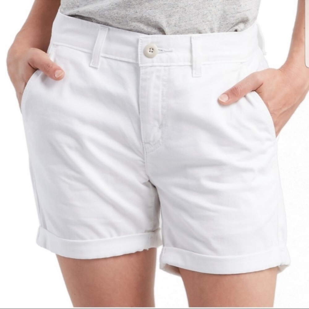 NWT Levi's White Chino Summer Shorts size 4 or 27 classic mid rise hip and thigh
